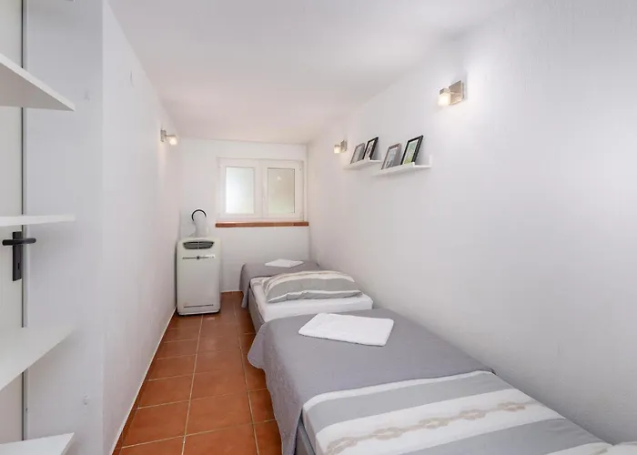 5 Bedroom In Casa vacanze Pinezići