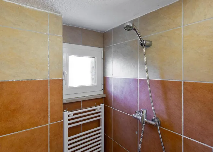 5 Bedroom In