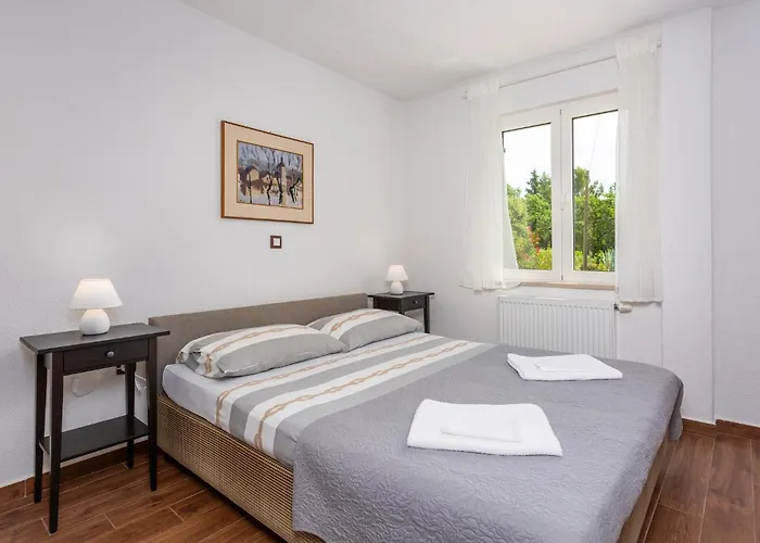 Ferienhaus 5 Bedroom In Pinezići