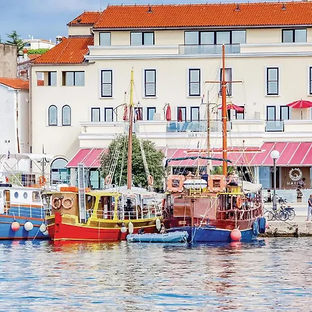 בית נופש 5 Bedroom In Pinezići